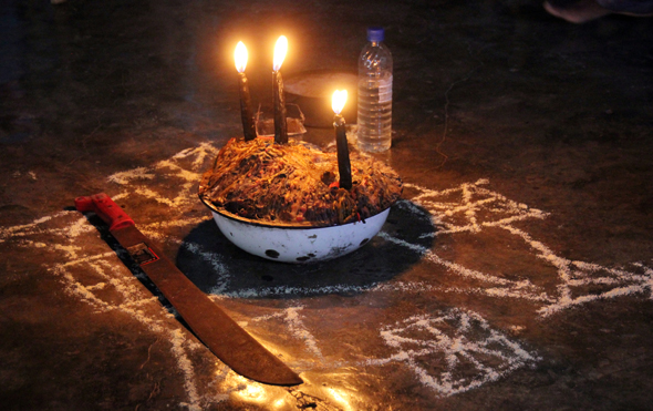 Voodoo-Symbole zieren den Boden in der Hütte des Schamanen Edward. (Foto Karsten-Thilo Raab)