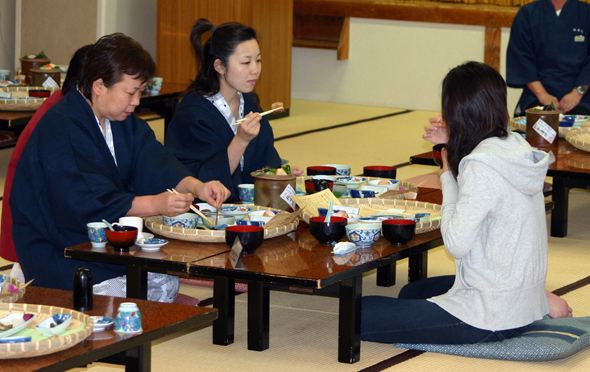 Die Sitzhöhe in vielen japanischen Restaurants ist für Europäer stark gewöhnungsbedürftig. (Foto Karsten-Thilo Raab)