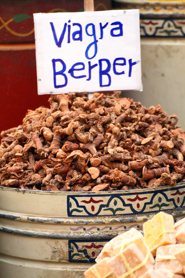 Als Viagra Berber wird nicht nur auf dem Marche Municipal Ingwer feilgeboten. (Foto Karsten-Thilo Raab)