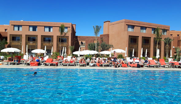 Rund um den Pool gruppieren sich die Gebäude des Be Live Experience Marrakesch. (Foto Karsten-Thilo Raab)