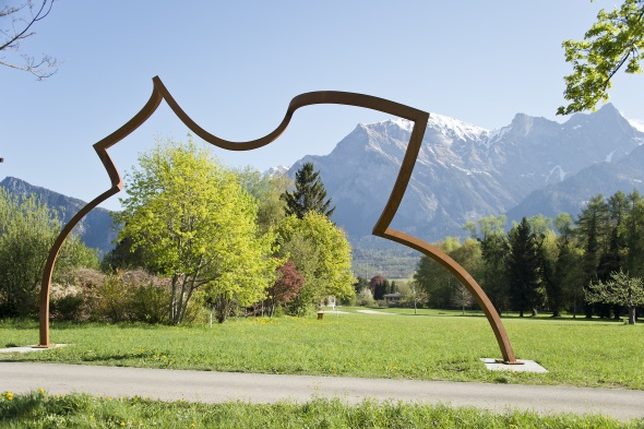 Einer der Blickfänge bei der Schweizerischen Triennale "Bad RagARTz": die Skulptur von Markus Graf und Gabriel Mazenauer. (Foto SaraFoser, Foto Fetzer)