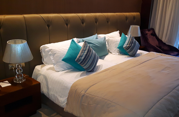 Die Betten im Royal Atlas Hotel sind breiter als lang. (Foto Karsten-Thilo Raab)