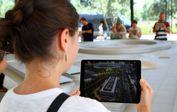 Im Apple Park können Besucher virtuell die Zentrale des Konzern erkunden. (Foto Karsten-Thilo Raab)