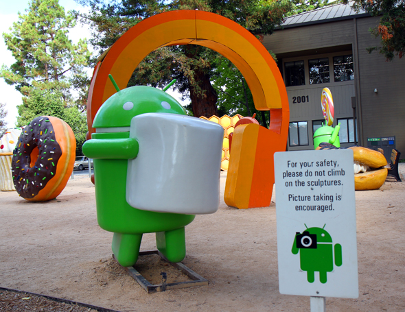Die berühmten Android-Figuren sind beliebte Fotomotive in der Goggle-Zentrale. (Foto Karsten-Thilo Raab)