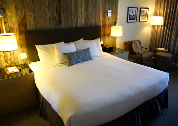 Riesige Betten kennzeichnen die Zimmer des Vier-Stern-Hauses. (Foto Karsten-Thilo Raab)