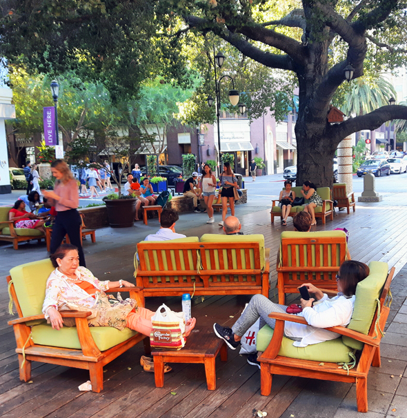 Im kleinen Park an der Santana Row laden gemütliche Sitzmöbel zu einer Shopping-Pause ein. (Foto Karsten-Thilo Raab)