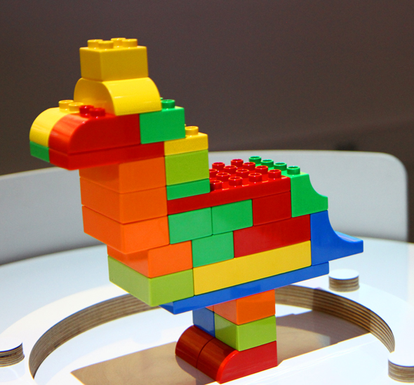Aus Legosteinen können Interessierte versuchen, Tiere zu bauen. (Foto Karsten-Thilo Raab)