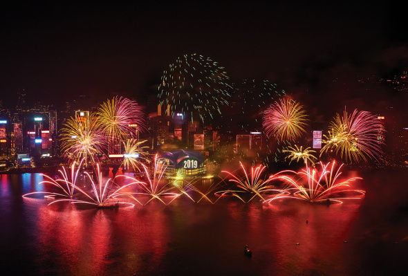 Die Millionenmetropole Hongkong begrüßt das Neue Jahr mit einem spektakulären Pyromusical am Hafen. 