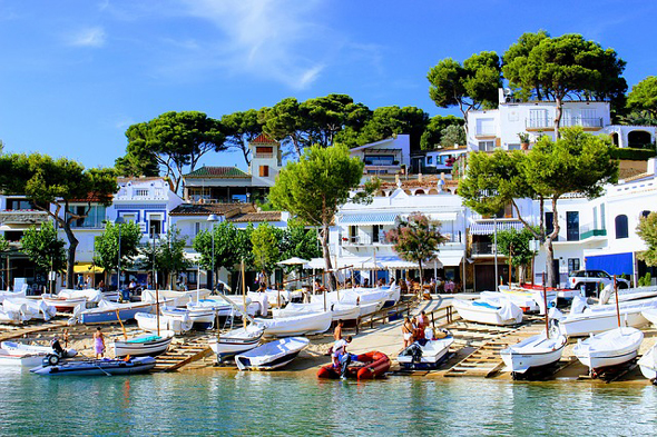 Nicht nur wegen der vielfältigen Wassersportmöglichkeiten gehört die Costa Brava zu den beliebtesten Ferienregionen in Spanien.