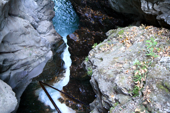 Zwischen engen Felsenwänden stürzt das Wasser durch die Gilfenklamm. Foto Karsten-Thilo Raab