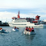 Papierboot-Regatta als sommerliches Spektakel