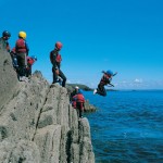 Coasteering – der faszinierende Adrenalinkick an der Küste von Wales