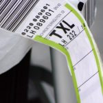 Drei-Letter-Code verrät, wohin die Reise geht: Kofferbanderole mit Aussagekraft