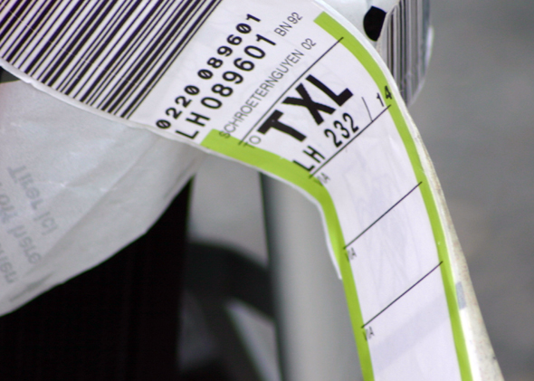 Der Drei-Letter-Code am Koffer, zeigt wohin das Gepäck auf die Reise geschickt wird. (Foto Karsten-Thilo Raab)