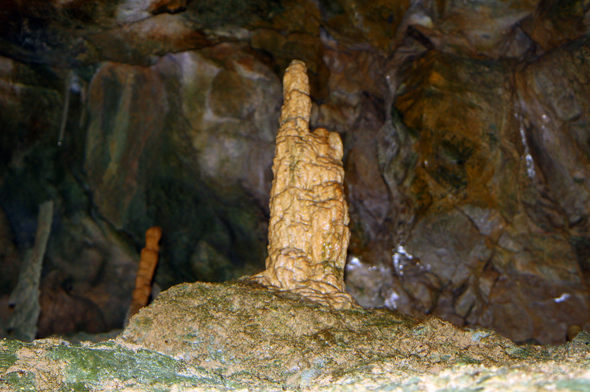 Zahllose faszinierende Gesteinsformationen finden sich in den St. Beatus-Höhlen am Nordufer des Thunersees. (Foto Karsten-Thilo Raab)