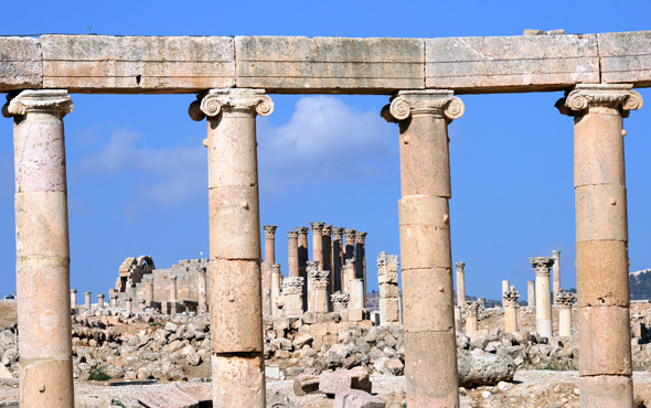 Der Cardo Maximus in Jerash ist von Säulen gesäumt. (Foto Karsten-Thilo Raab)