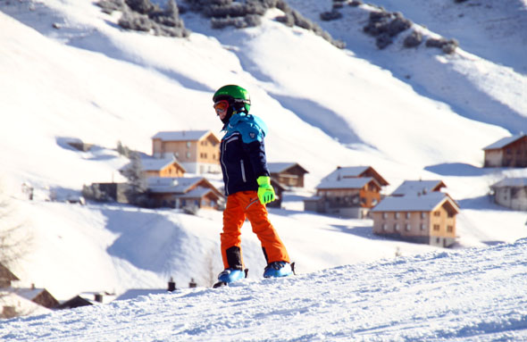 Blick auf das kleine Skigebiet und das winterliche Malbun. (Foto Karsten-Thilo Raab)
