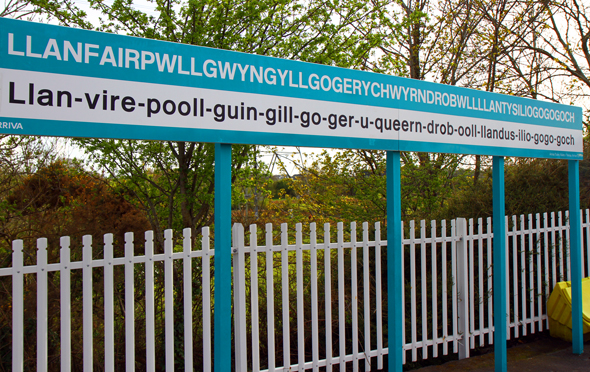 Der Bahnhof in Llanfair Pwllgwyngyll ist einer der größten Touristenmagnetenin Anglesey im Norden von Wales. (Foto Karsten-Thilo Raab)
