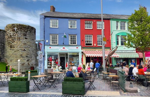 Das walisische Caernarfon gibt sich überaus charmant udn farbenfroh. (Foto Karsten-Thilo Raab)