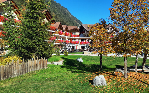 Das Alphotel Tyrol schmiegt sich an einen malerischen Berghang im Ratschingstal. - Foto Karsten-Thilo Raab