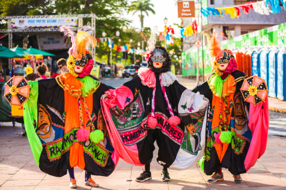 Farbenfrohe Kostüme und Samba-Klänge sind fester bestandteil des Karnevals im brasilianischen Olinda.- Foto Embratur